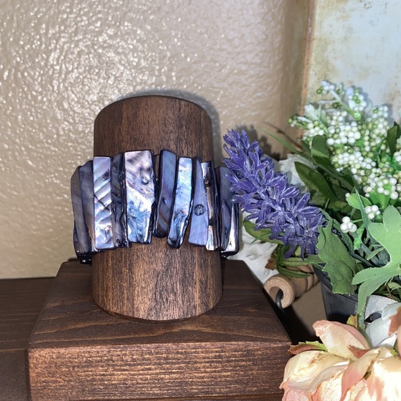 Artisan Jewelry - ⚠️ Clearance - Artisan Black purple Iridescent dyed shell stretch bracelet